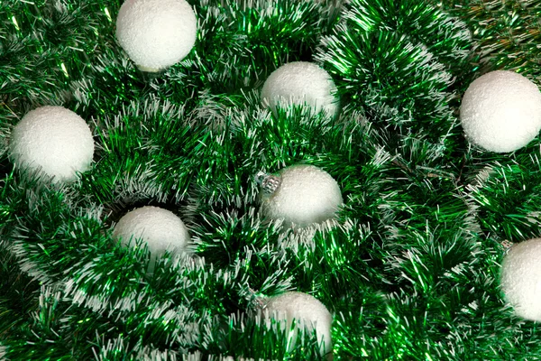 Grinalda de Natal de ouropel e bolas brancas como uma textura — Fotografia de Stock