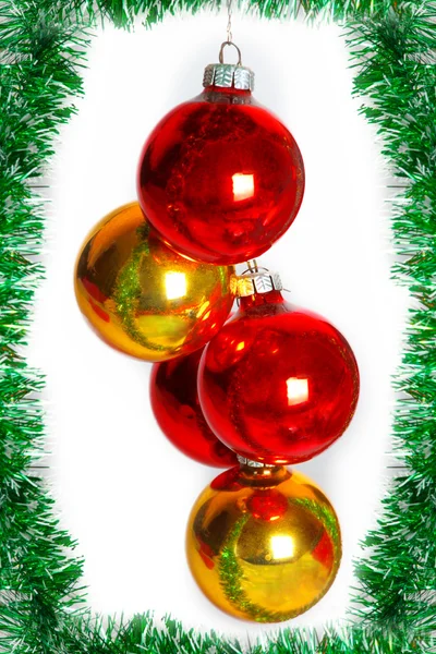 Різдвяні кульки на зеленій мішурі як символ Нового року — стокове фото