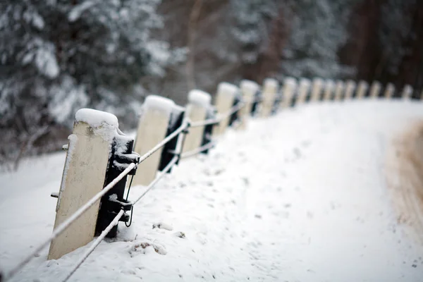Steinzaun im Schnee — Stockfoto