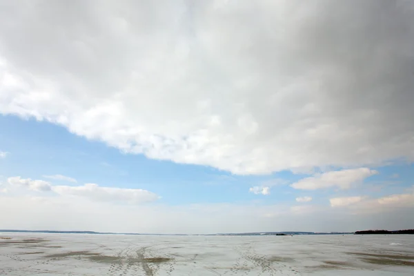 Izlemeler kar alanı ve kışın bulutlar