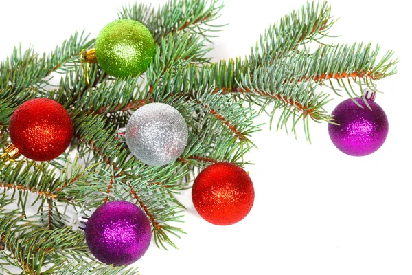 Noel ağacı köknar dalı üzerinde birçok renkli toplar — Stok fotoğraf