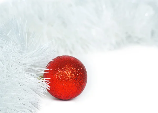 Bola vermelha e ouropel de Natal branco — Fotografia de Stock