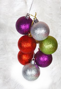 Renkli Noel topları beyaz tinsel bir sembolü yeni yılın üzerinde