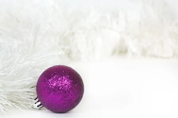 Violet bal en witte Kerstmis klatergoud — Stockfoto