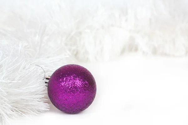 Violette Kugel und weißes Weihnachtslametta — Stockfoto