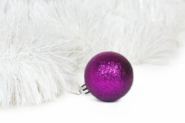 Boule violette et tinsel de Noël blanc — Photo