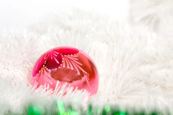 Pink retro ball and white Christmas tinsel — Stock Photo, Image