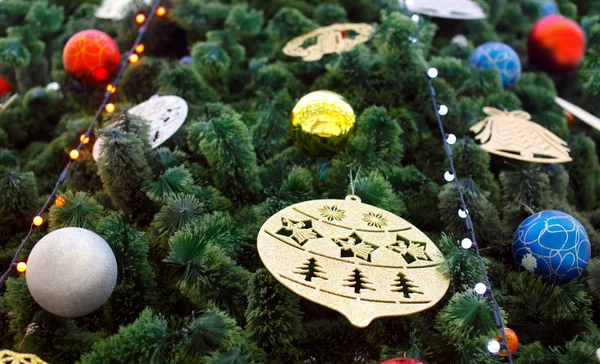 Abete di Natale decorato con palle e ghirlande — Foto Stock