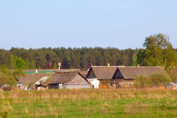 Vila na primavera paisagem rural — Fotografia de Stock