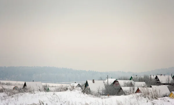 Vinterlandskap med snö fältet och byn — Stockfoto