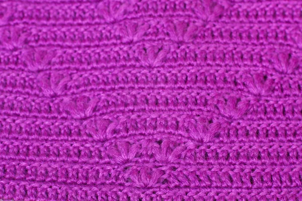 Открытое вязание фиолетовой пряжи — стоковое фото