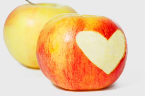 Dwa jabłka i kształt serca na jedno jabłko — Zdjęcie stockowe
