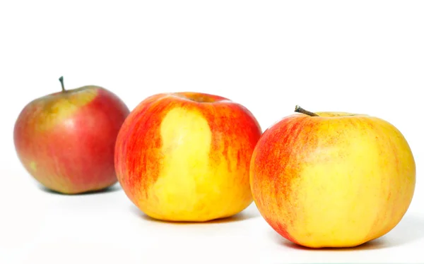 行の 3 つのりんご — ストック写真