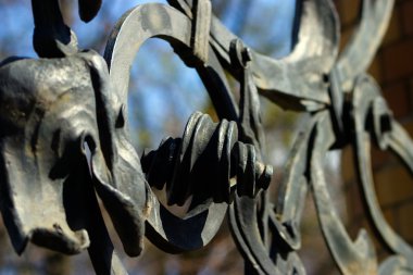 sahte bir şekilde dekore edilmiş çit