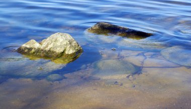 Gölün suya bir taş ile peyzaj