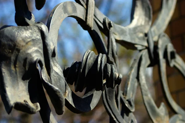 sahte bir şekilde dekore edilmiş çit