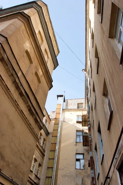 büyük kentin en yüksek binaların duvarları, alttan görünüm