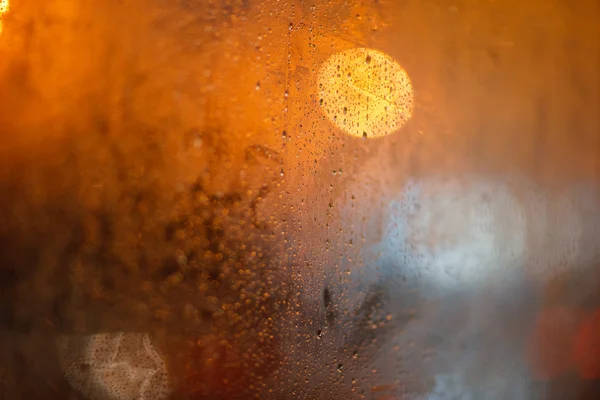 Gereflecteerde licht in het venster in de regen — Stockfoto