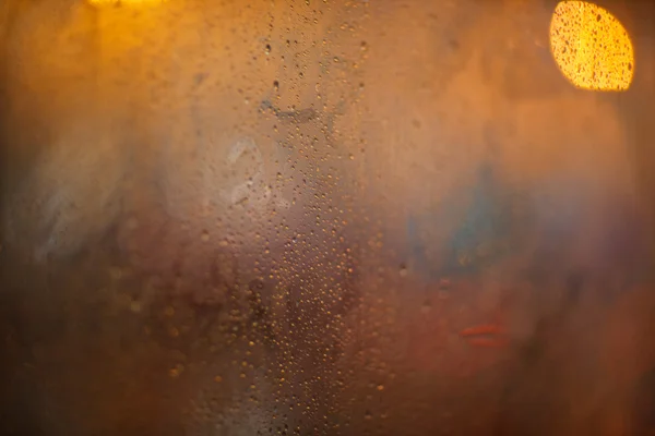 yağmur pencerede yansıyan ışıklar