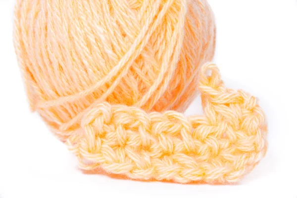 Écheveau de fil orange gros plan et crochet tricot — Photo
