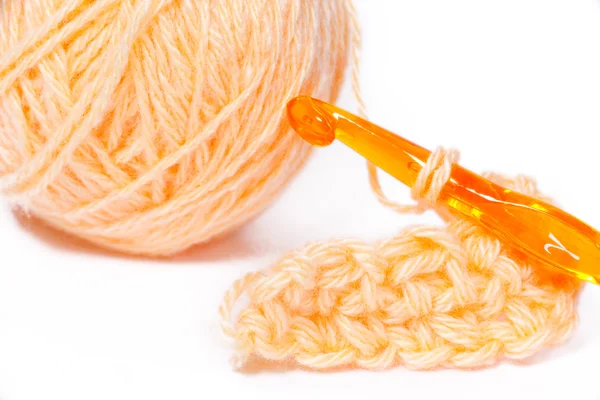 Écheveau de fil orange gros plan et crochet tricot — Photo