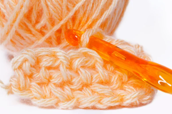 Přadeno closeup oranžové příze a háčkování pletení — Stock fotografie