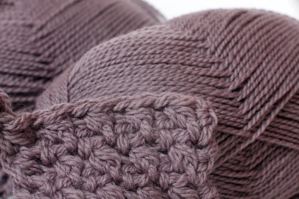かせ糸モカ色のクローズ アップと編み物の — ストック写真