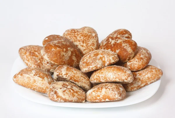 bir plaka üzerinde kalp şeklinde pasta