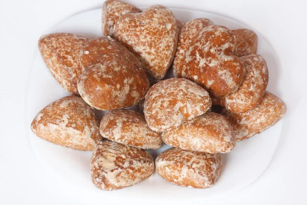 bir plaka üzerinde kalp şeklinde pasta