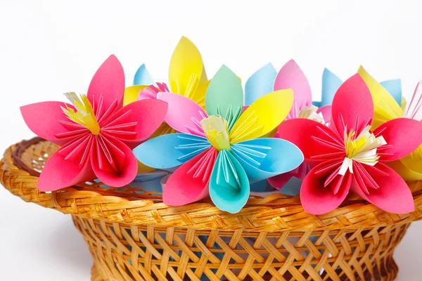 çok renkli kağıt çiçek sepeti