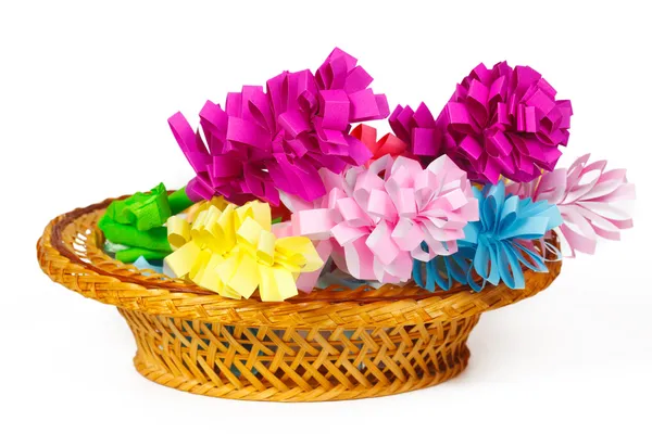 Viele bunte Papierblumen im Korb — Stockfoto