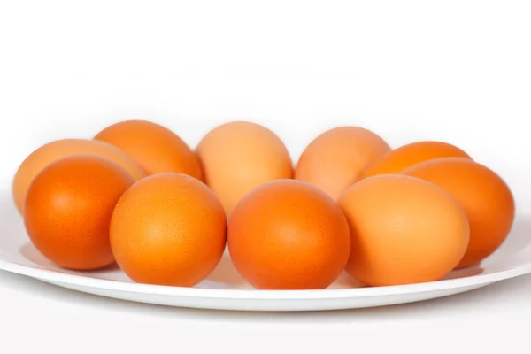 Huevos de colores en un plato — Foto de Stock