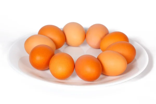 Värilliset munat lautasella — kuvapankkivalokuva