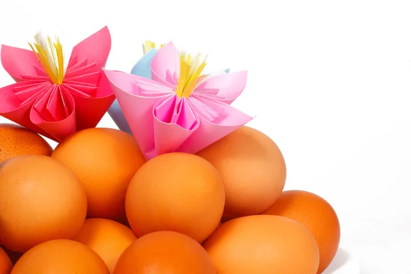 Huevos de Pascua en el plato con flores de papel — Foto de Stock