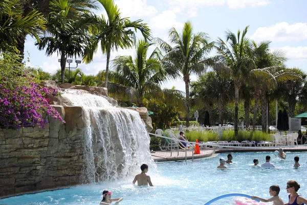 Freibad im Feriendorf — Stockfoto