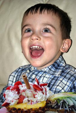 çilek ve dondurma bir genç çocuk