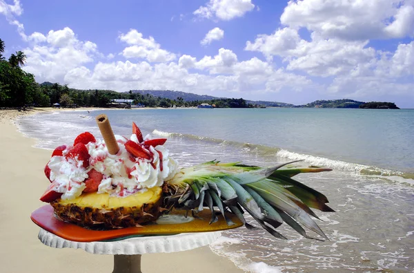 Ananas en aardbeien ijs in st lucia — Stockfoto