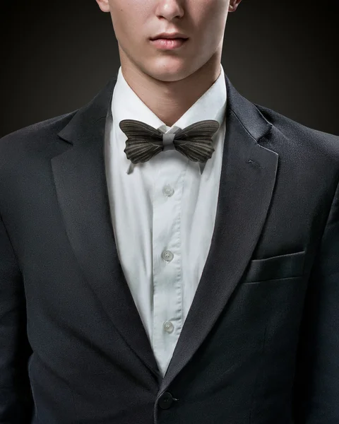 Hansome affärsman i kostym med bow-tie — Stockfoto