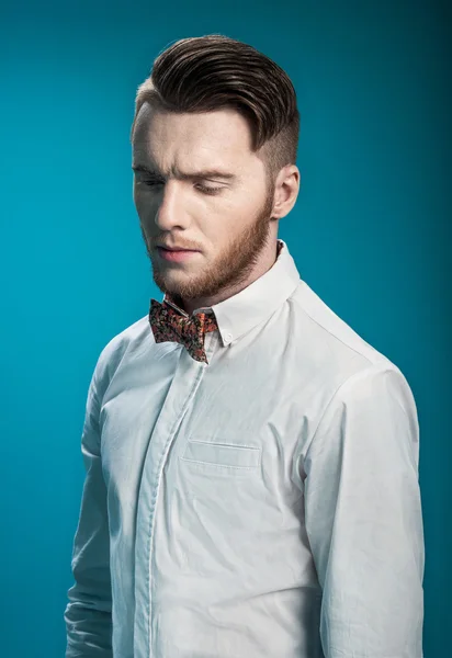 Elegante hombre de negocios sobre fondo azul — Foto de Stock