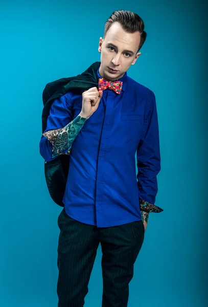Uomo elegante su sfondo blu — Foto Stock