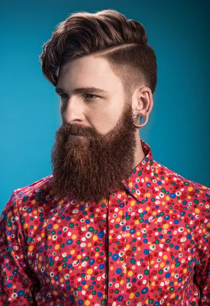 Homme élégant avec barbe sur fond bleu — Photo