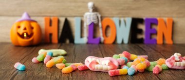 Hayalet şekerleri, balkabağı kasesi, Jack O feneri ve dekoratif odak ile Cadılar Bayramı 'nız kutlu olsun. Trick or Threat, Hello October, güz, şenlik, parti ve tatil konsepti