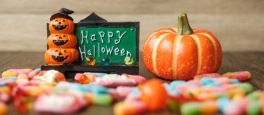 Hayalet şekerler, balkabağı, Jack O feneri ve dekoratif odak ile Cadılar Bayramı 'nız kutlu olsun. Trick or Threat, Hello October, güz, şenlik, parti ve tatil konsepti