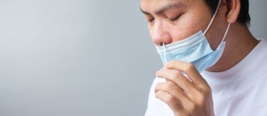 Adam COVID-19 'u hızlı antijen test kiti ile test ediyor. Coronavirus Öz-Burun ya da Ev Testi, Kilitleme ve İzolasyon Konsepti