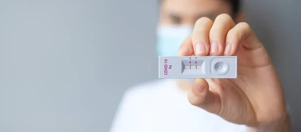 Kadın, COVID 19 testi sırasında Antikor Test kiti tutuyor ve sonuç pozitif. Coronavirus Öz-Burun ya da Ev Testi, Kilitleme ve İzolasyon Konsepti