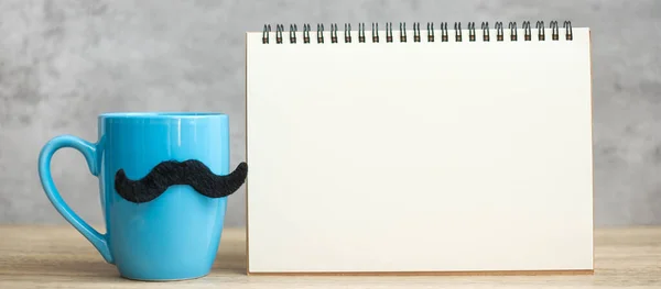 Ceașcă Cafea Albastră Sau Cană Ceai Decor Mustață Neagră Notepad — Fotografie, imagine de stoc