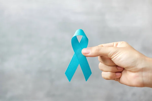 Novembro Mês Conscientização Sobre Câncer Próstata Homem Segurando Fita Azul — Fotografia de Stock
