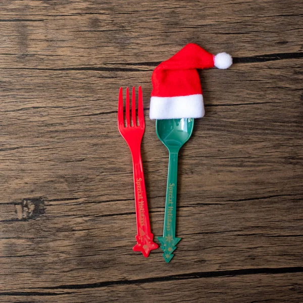 Frohe Weihnachten Mit Miniatur Weihnachtsmann Gabel Und Löffel Auf Holztischhintergrund — Stockfoto