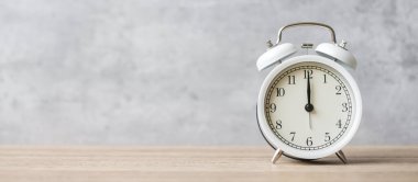 Ahşap masa arkaplanındaki klasik alarm saati ve metin için kopyalama alanı. Etkinlik, günlük rutin, sabah, geri sayım, egzersiz ve iş hayatı dengesi kavramı