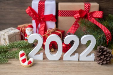 Mutlu Noeller ve 2022 Mutlu yıllar. Masada süslemeler var. Xmas arifesi, parti, tatil ve boks günü konsepti